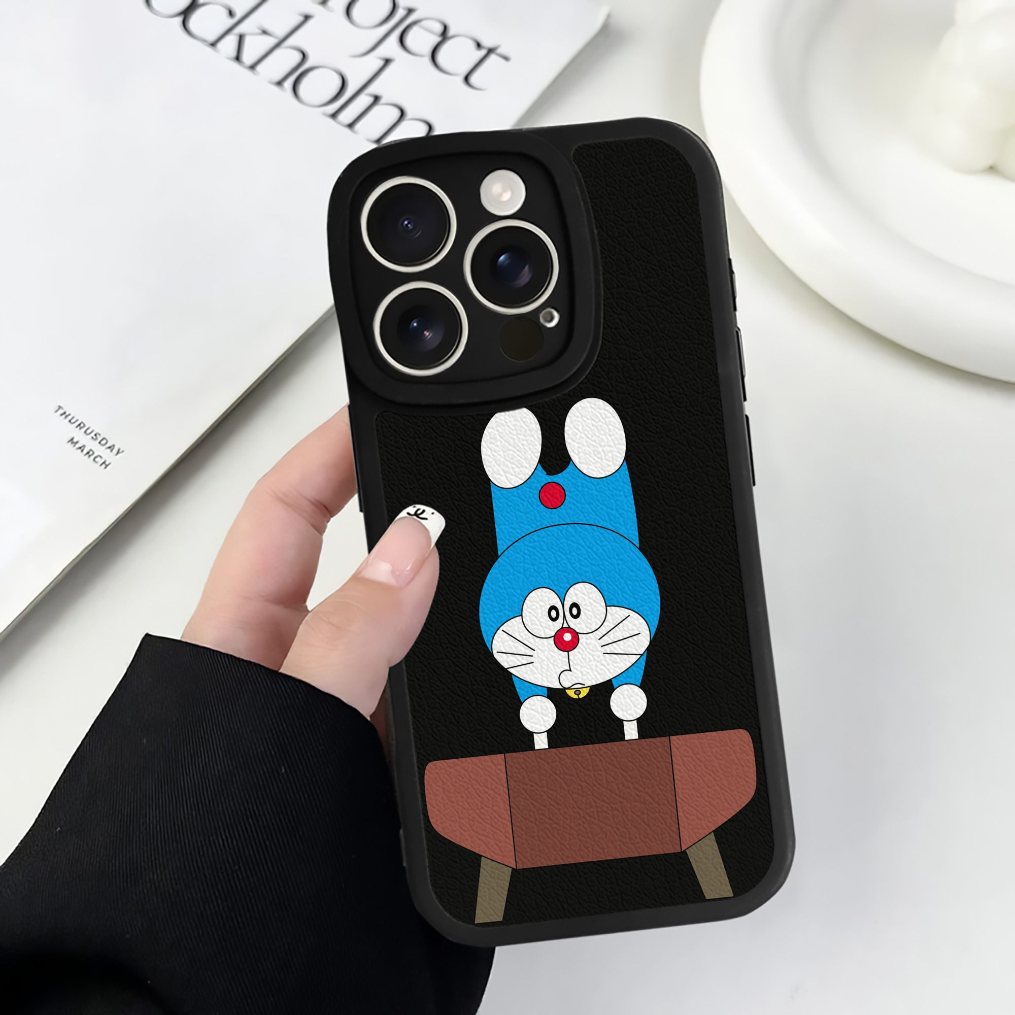 （画像用） ドラえもん Doraemon 【iPhone 16シリーズ対応】シリコンスマホケース（レザー調） 材質：シリコン